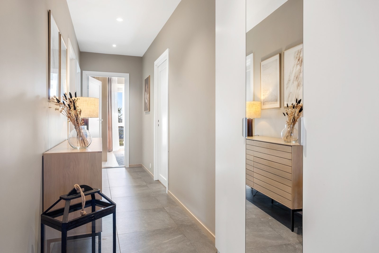 En pent flislagt entré ønsker velkommen inn! Galleribilde