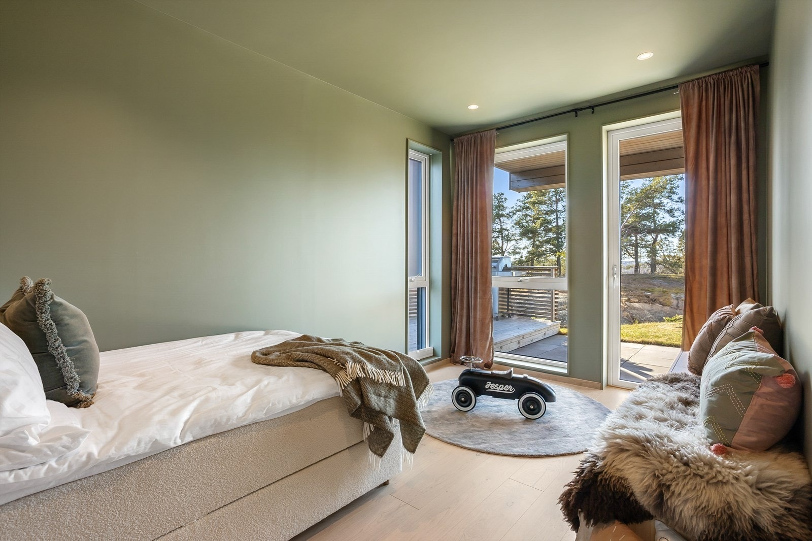 Soverom nr. to med utgang til terrasse. Galleribilde