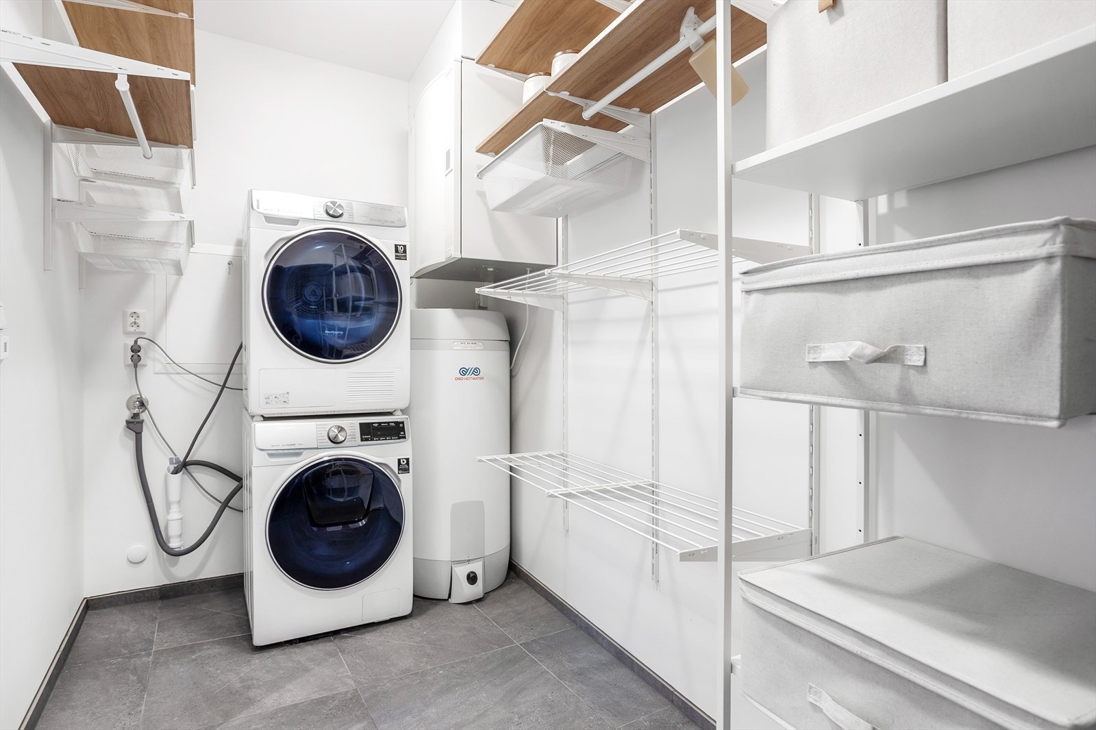 Separat vaskerom med adkomst fra entréen. Her er det opplegg til vaskemaskin og godt med oppbevaringsmuligheter. Galleribilde