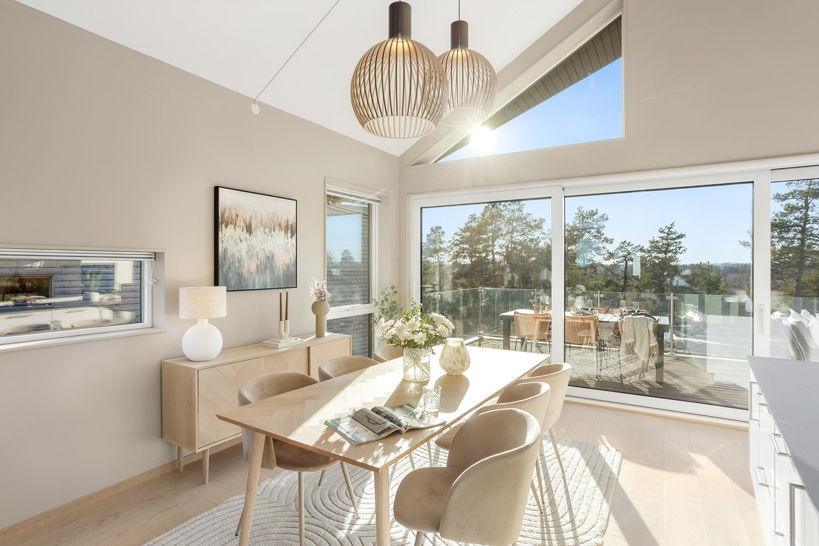 Rundt spisestuen kan venner og familie samles for hyggelige samtaler og gode måltider. Galleribilde