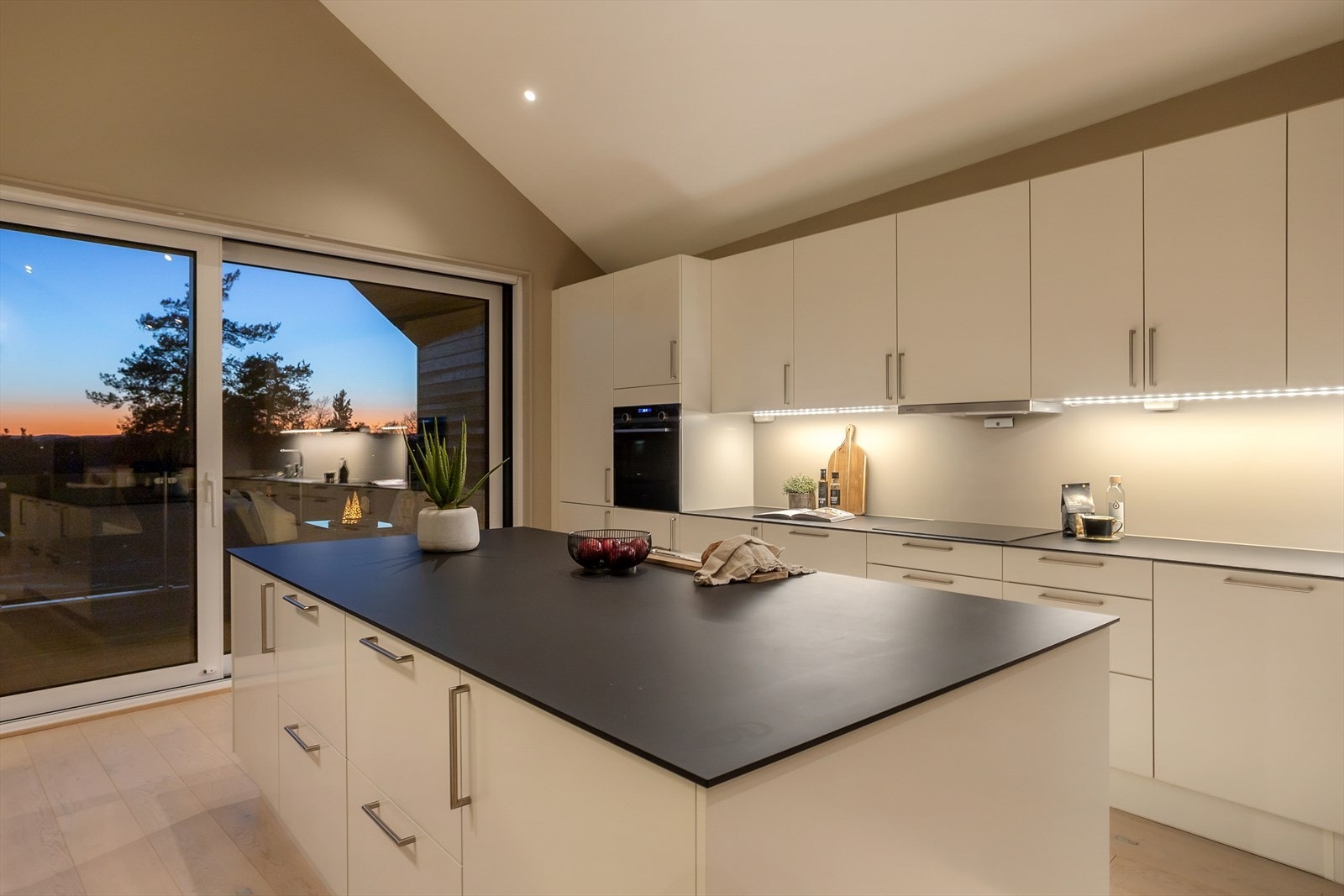 En nyere og svært delikat bolig fra 2020 over to plan medv tilhørende garasje og vcarpor Galleribilde