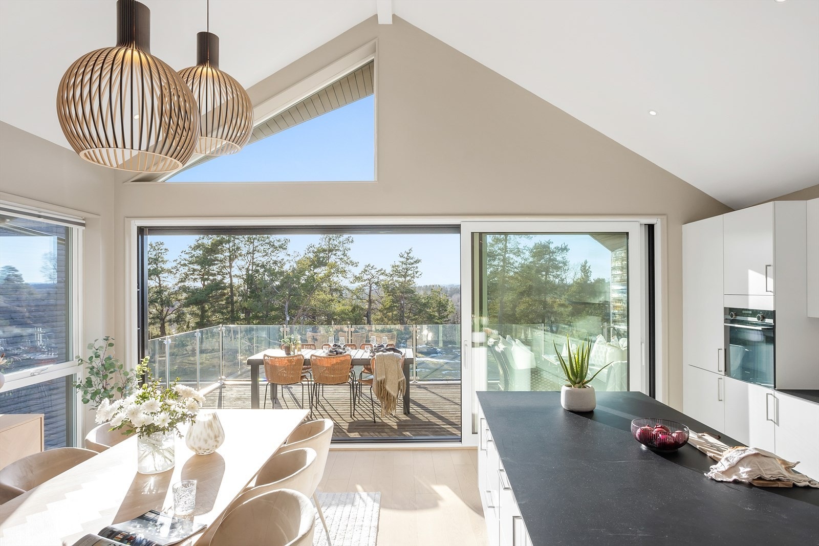 Det er utvendig screens på alle vinduer med unntak av bad og de små vinduene i stue/kjøkken. Galleribilde