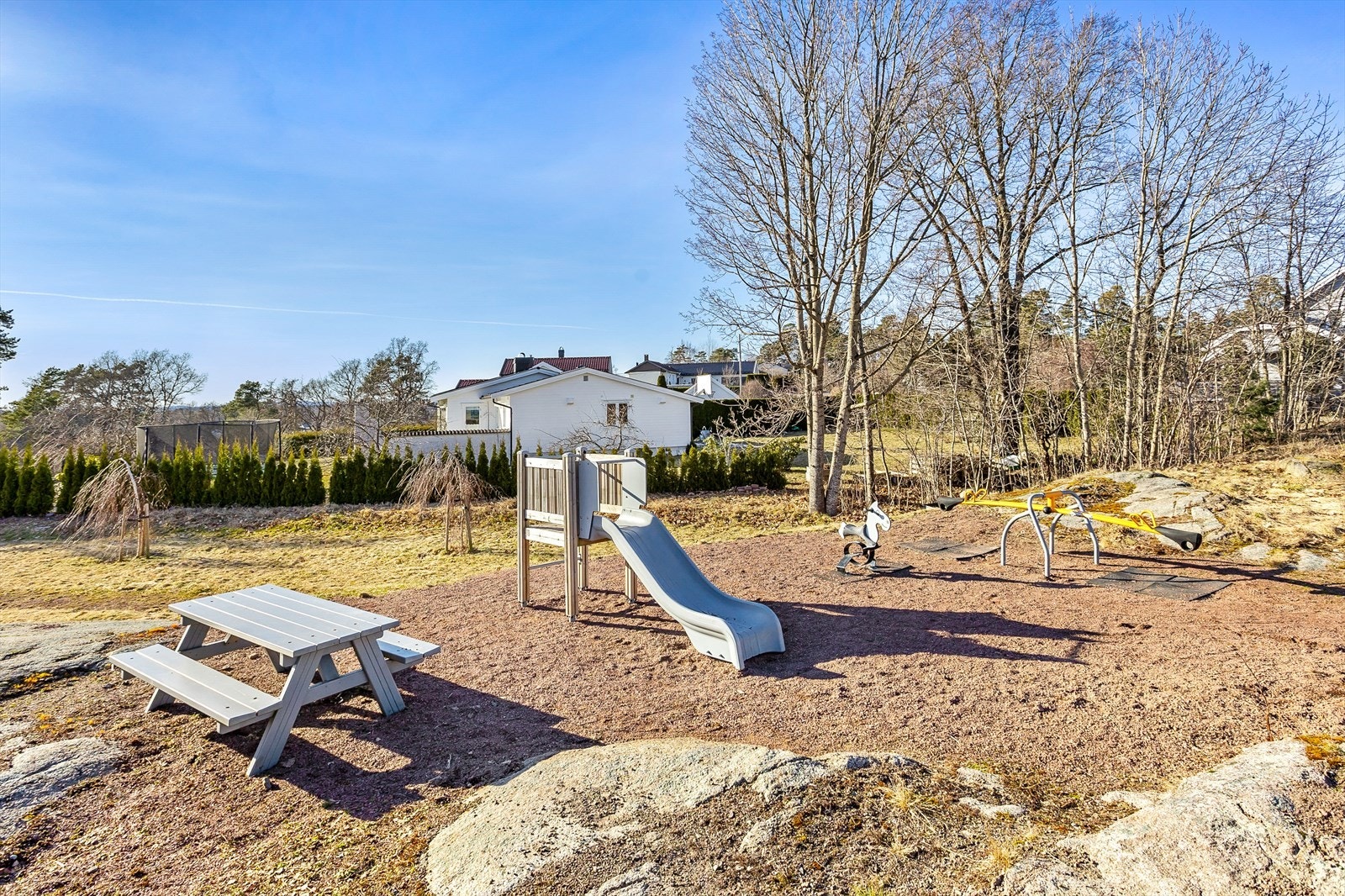 Denne boligen sammen Åsveien 1B, Åsveien 3A, B og C har sammen felles vedlikeholdsansvar for denne. Galleribilde