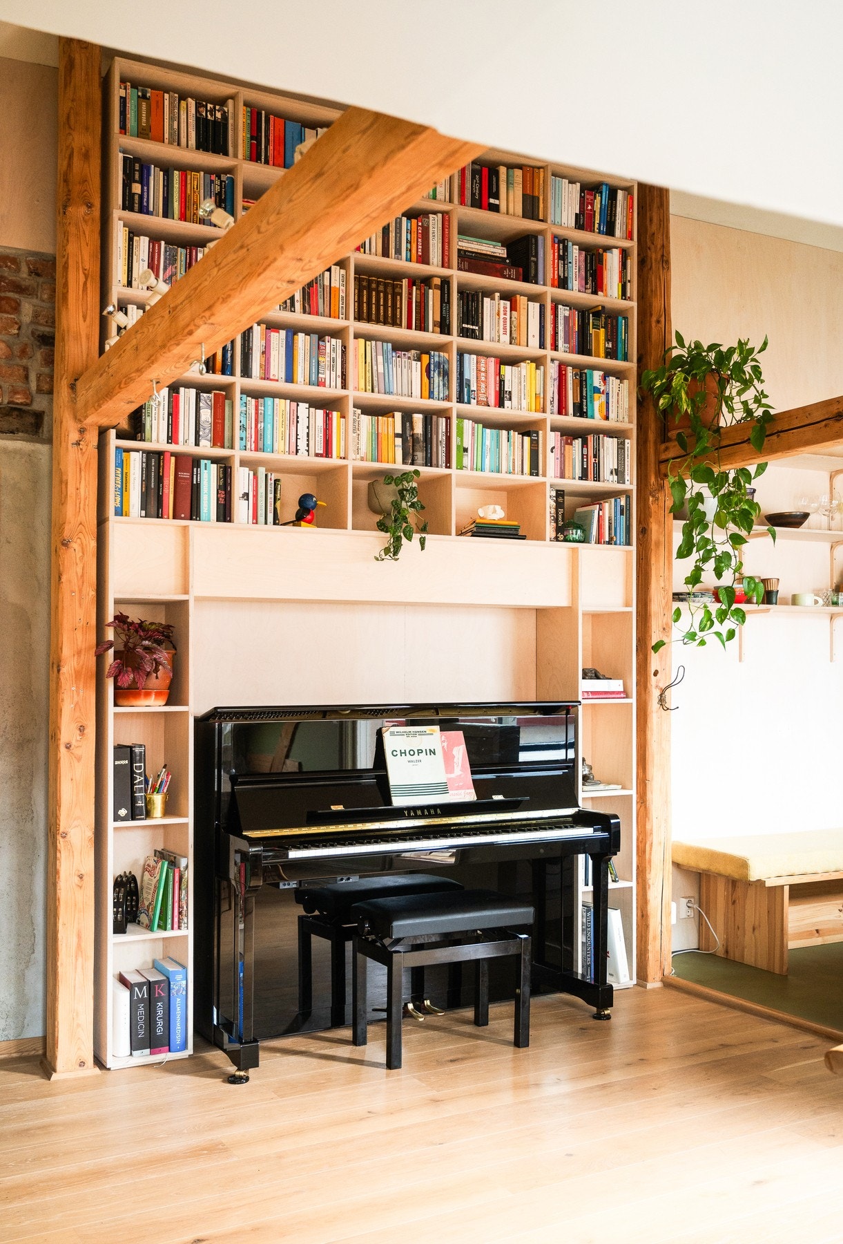 Stuehyllen samt garderobeskap på soverom er begge bygget av LABS møbelsnekkeri. Galleribilde