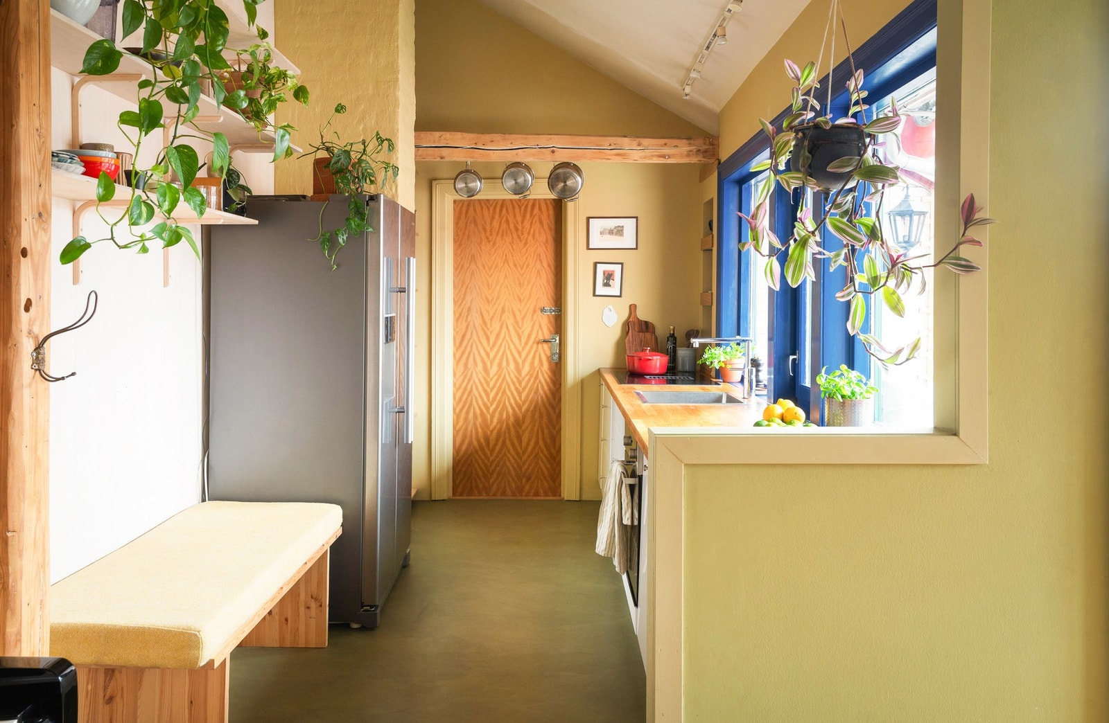 Integrerte hvitevarer som medfølger: Stekeovn, 80 cm Induksjonstopp med integrert ventilator på kjøkken fra 2020, oppvaskmaskin og vaskemaskin. Galleribilde