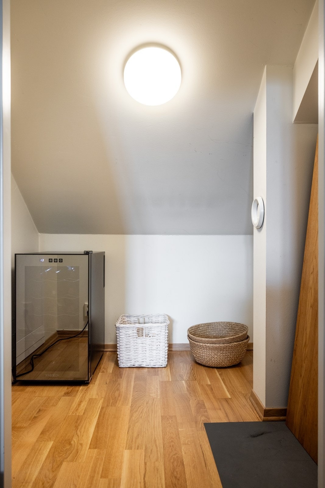 - Leiligheten har to innvendige boder. Selger har installert vinskap i den ene boden - Galleribilde