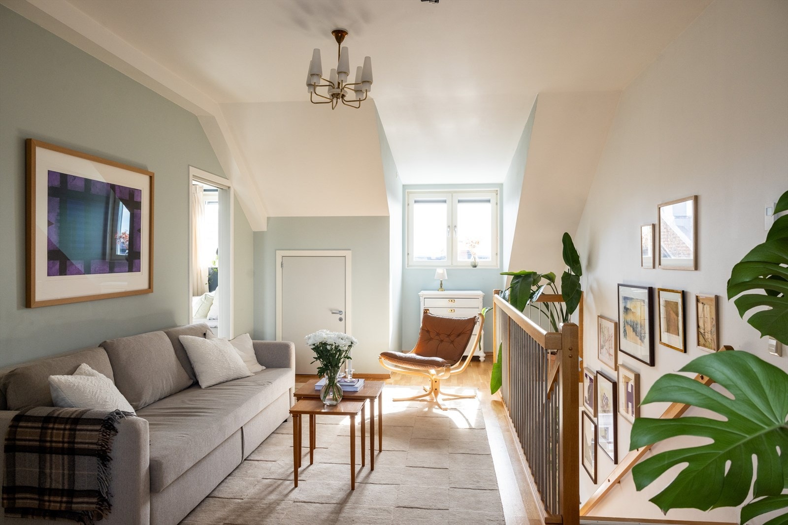 - God plass til sofaseksjon med tilhørende møblement - Galleribilde