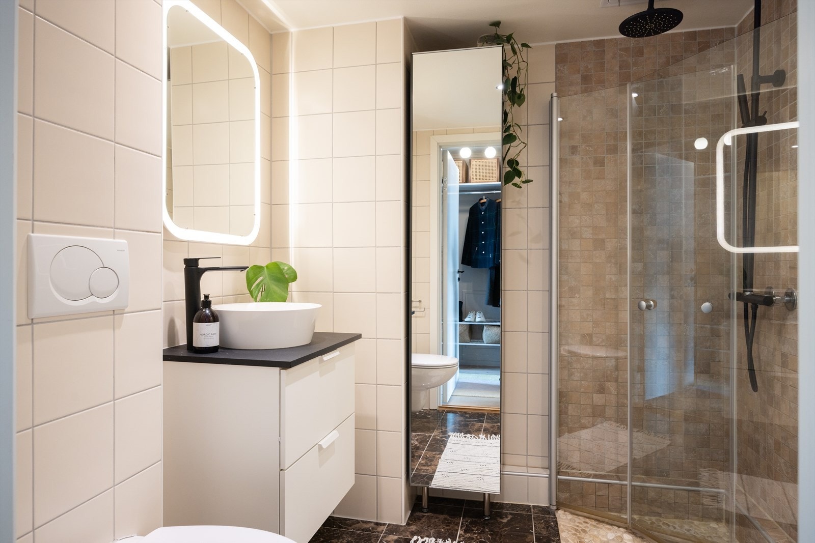 - Flislagt baderom med varme i gulvet og downlights i himling - Galleribilde