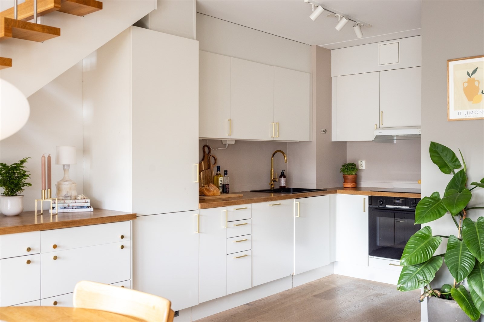 - Kjøkkeninnredning med glatte fronter og laminat benkeplate med nedfelt vaskekum - Galleribilde