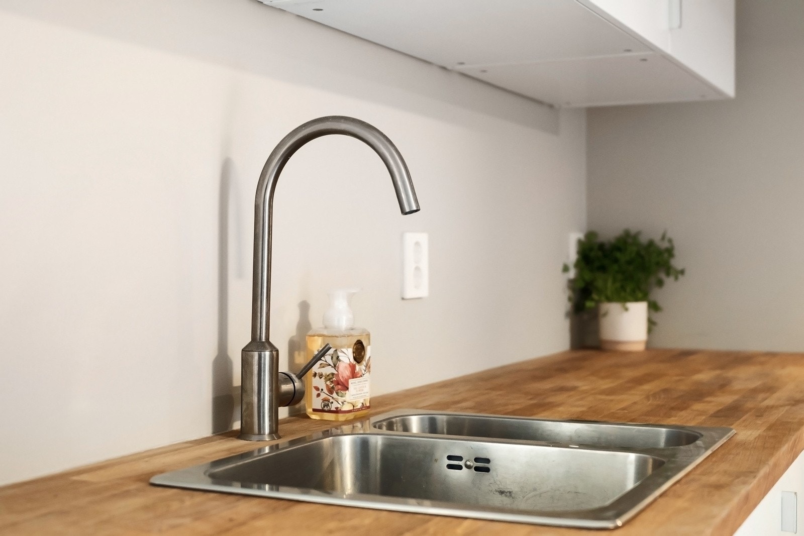 Det er hvitevarer som platetopp, stekeovn, oppvaskmaskin og kjøleskap med frysedel. Galleribilde