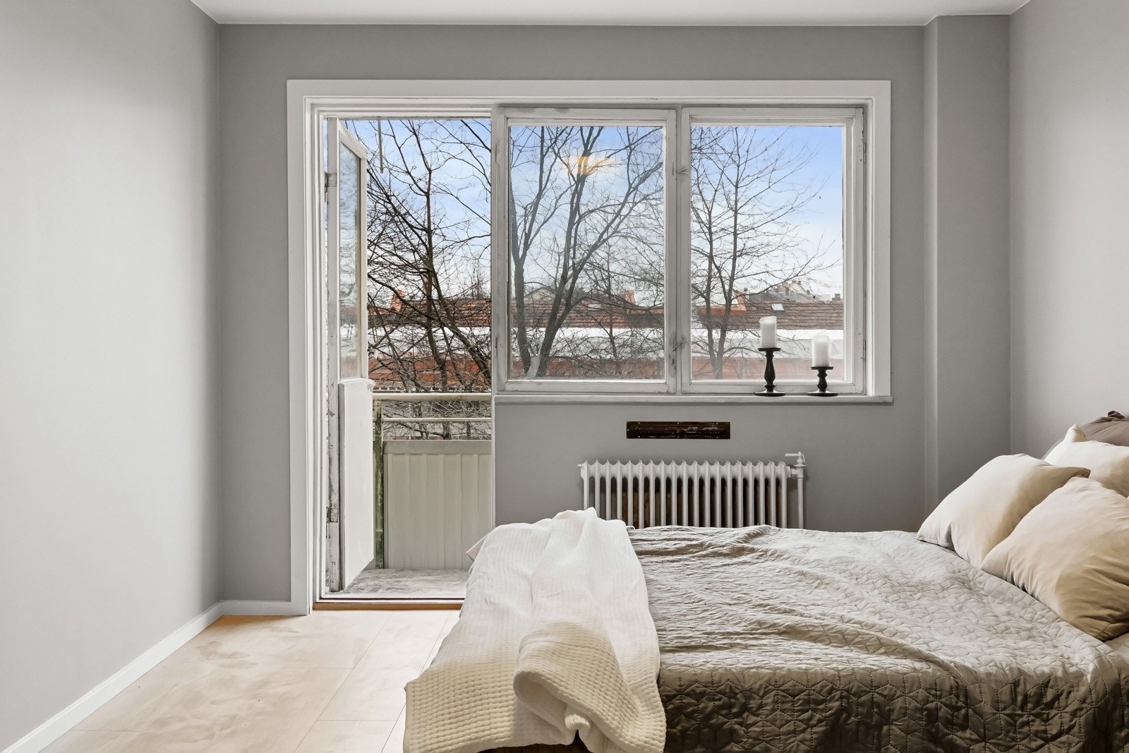 Rikelig med naturlig lys fra store vindusflater. Galleribilde