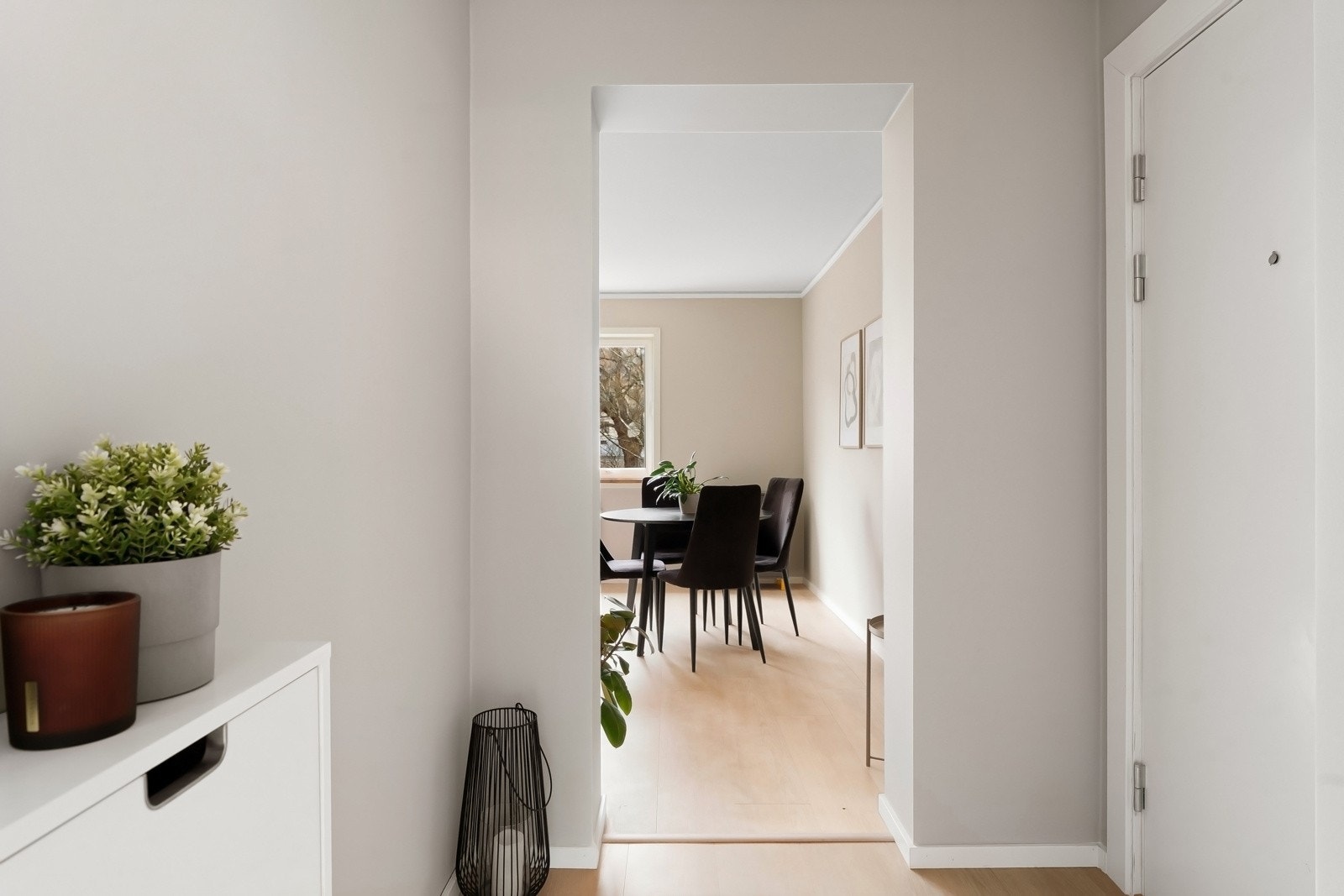 Entréen er lys og trivelig med plass til diverse oppbevaringsløsninger. Galleribilde