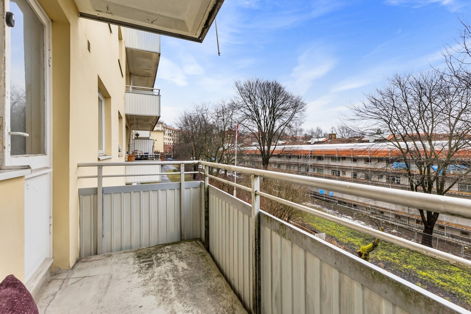 Utgang til balkong fra soverommet. Her er det god plass til diverse utemøbler og grill. Galleribilde