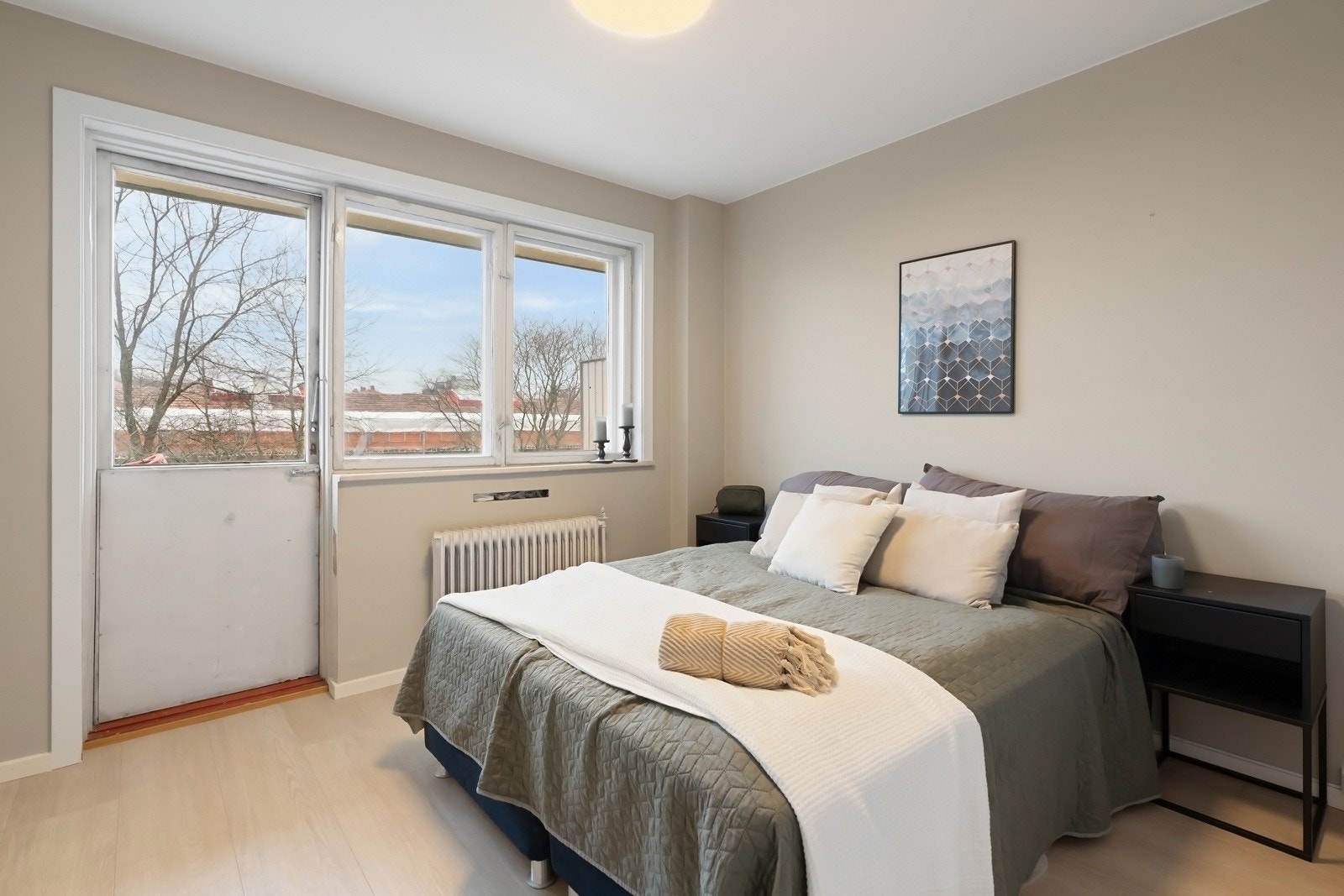 Stort og luftig hovedsoverom med god plass til stor dobbeltseng og nattbord på sidene. Galleribilde