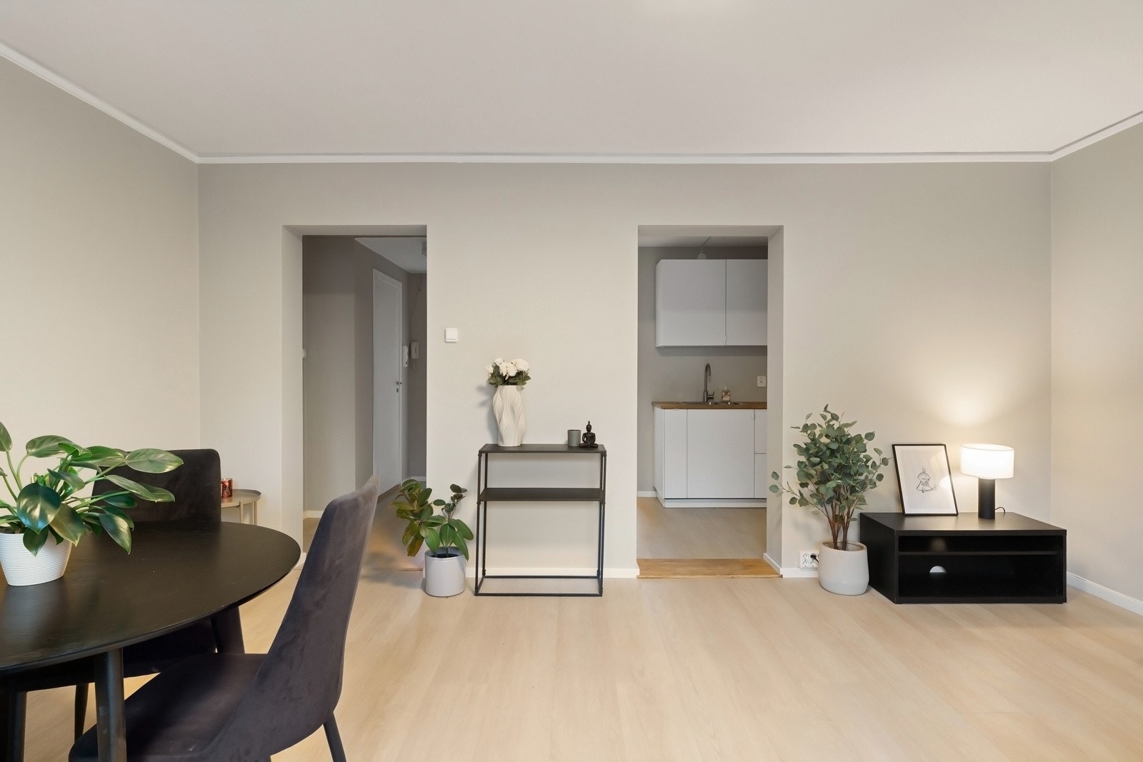 Gulvet er belagt med laminat og leiligheten varmes opp med radiatorer tilknyttet bergvarme. Galleribilde