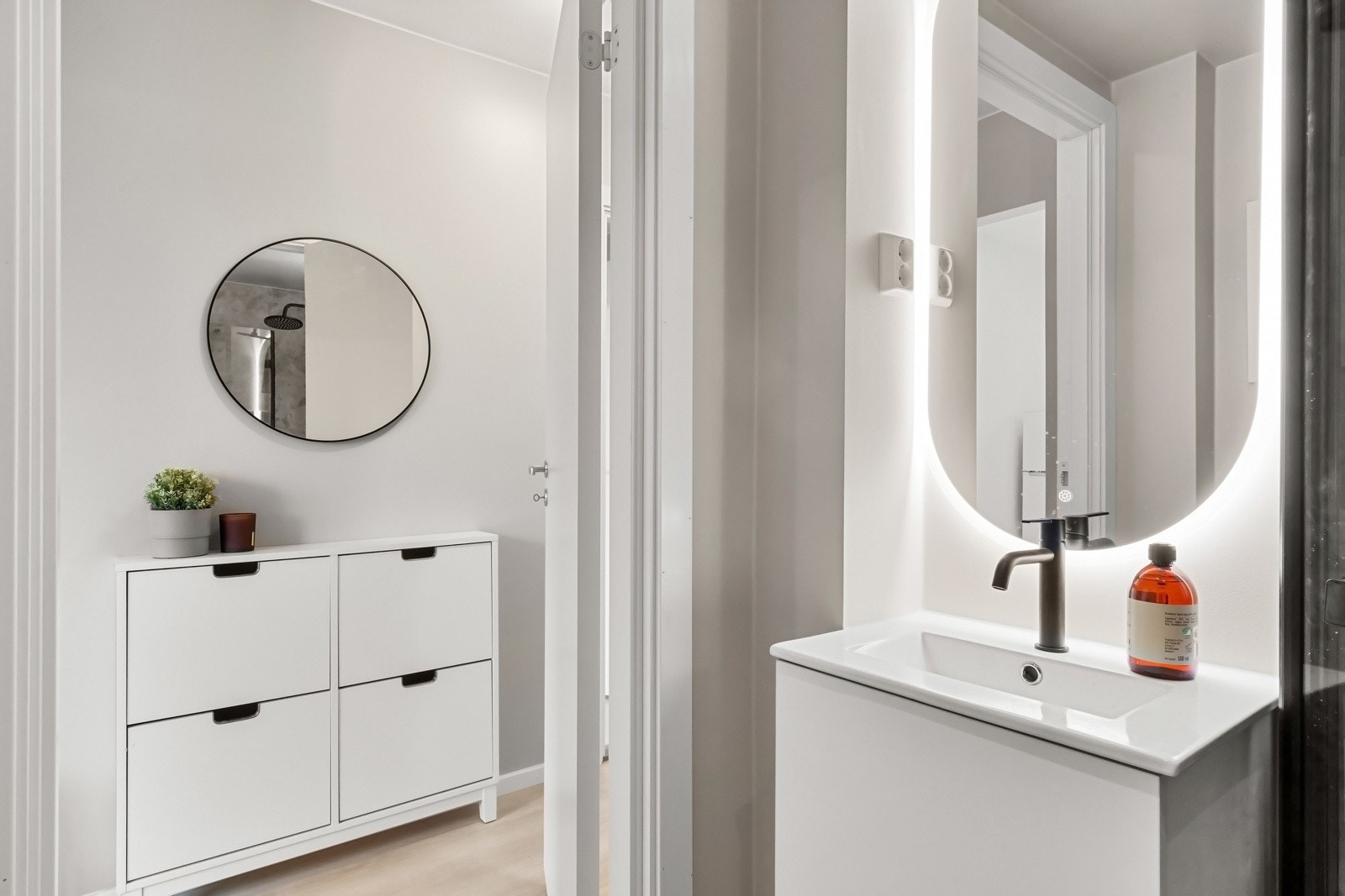 Badet har speil med integrert lys og servantskap for oppbevaring. Galleribilde