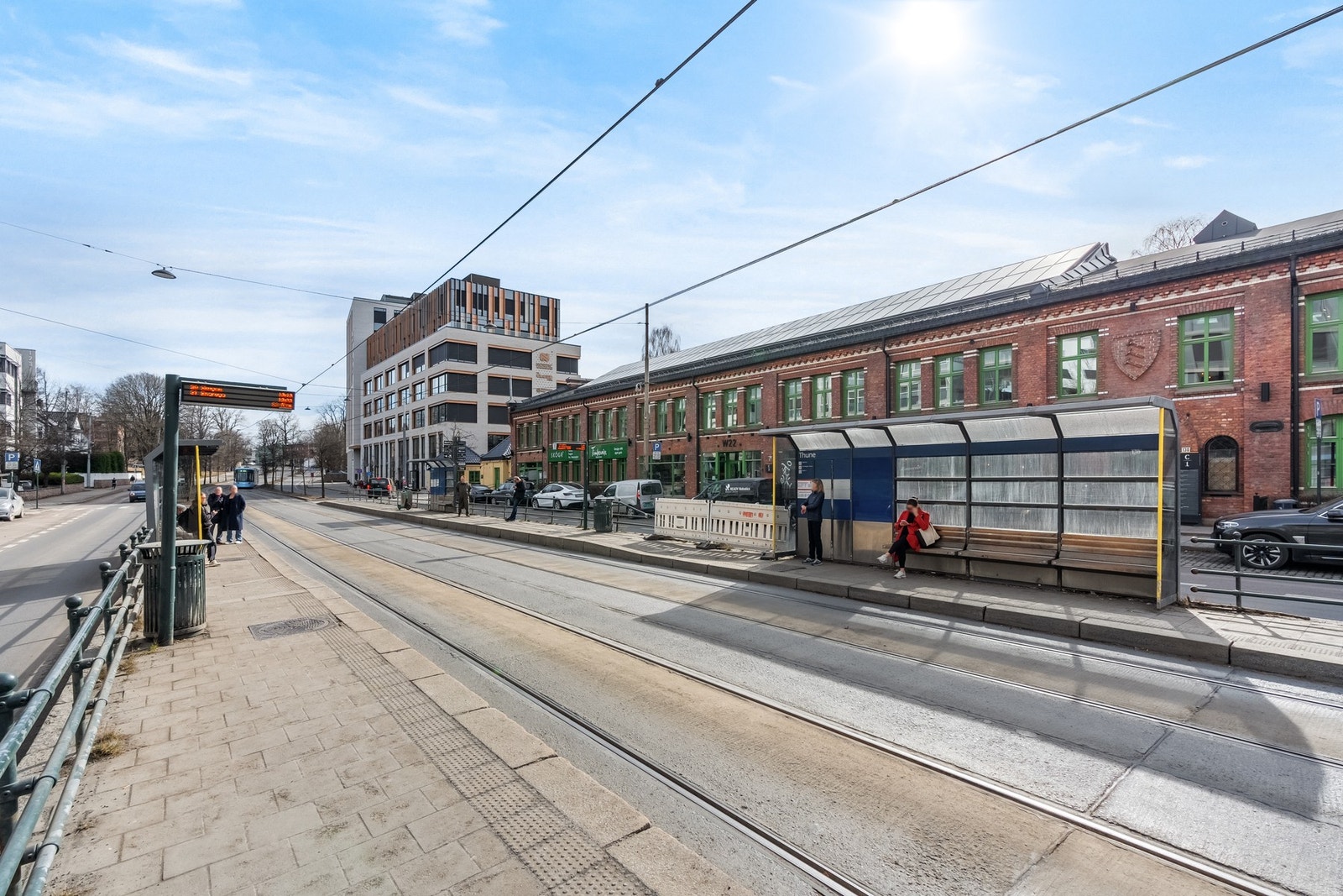 Kollektivtilbudet i nærområdet og tilgjengeligheten gjør det enkelt å forflytte seg til øvrige deler av byen. Trikkelinje 13 (Lilleaker - Ljabru) har trasé og holdeplass på Thune. Galleribilde