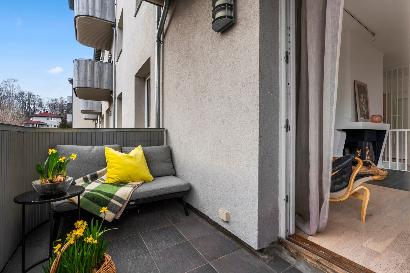 Balkongen har plass til sittegruppe og kveldssolen er god å nyte her ute Galleribilde