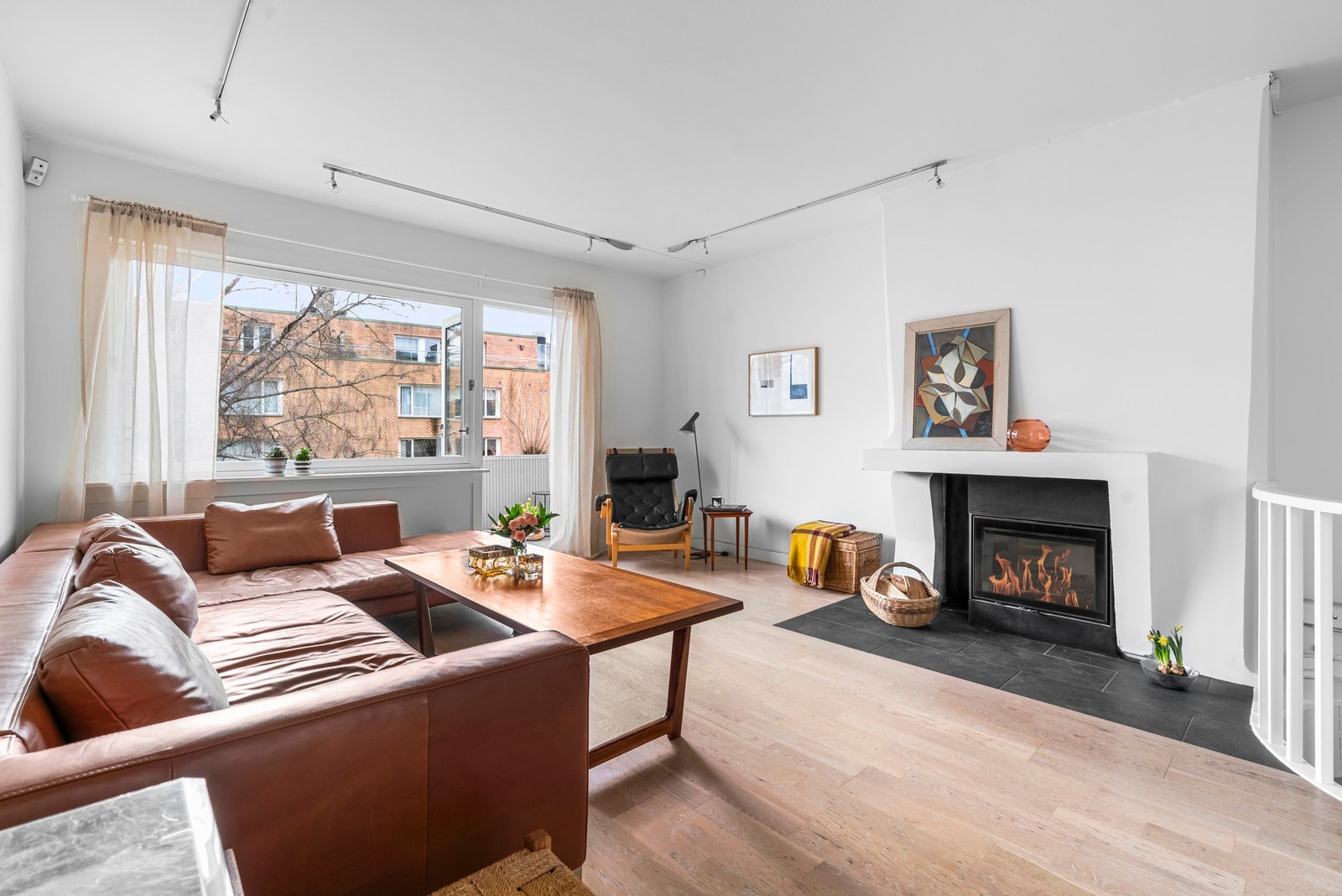 Koselig stue med flott peis for kalde vinterdager. Store vindusflater mot sydvest slipper inn godt med naturlig lys Galleribilde