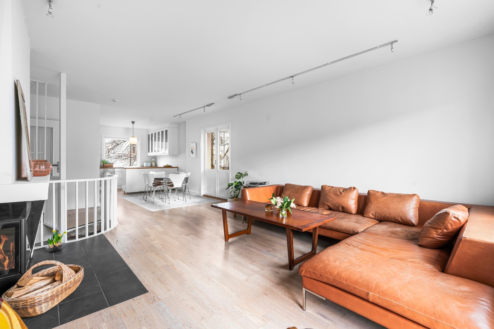 En gjennomgående leilighet med rikt lysinnfall fra tre sider, nymalte veggflater og god takhøyde Galleribilde