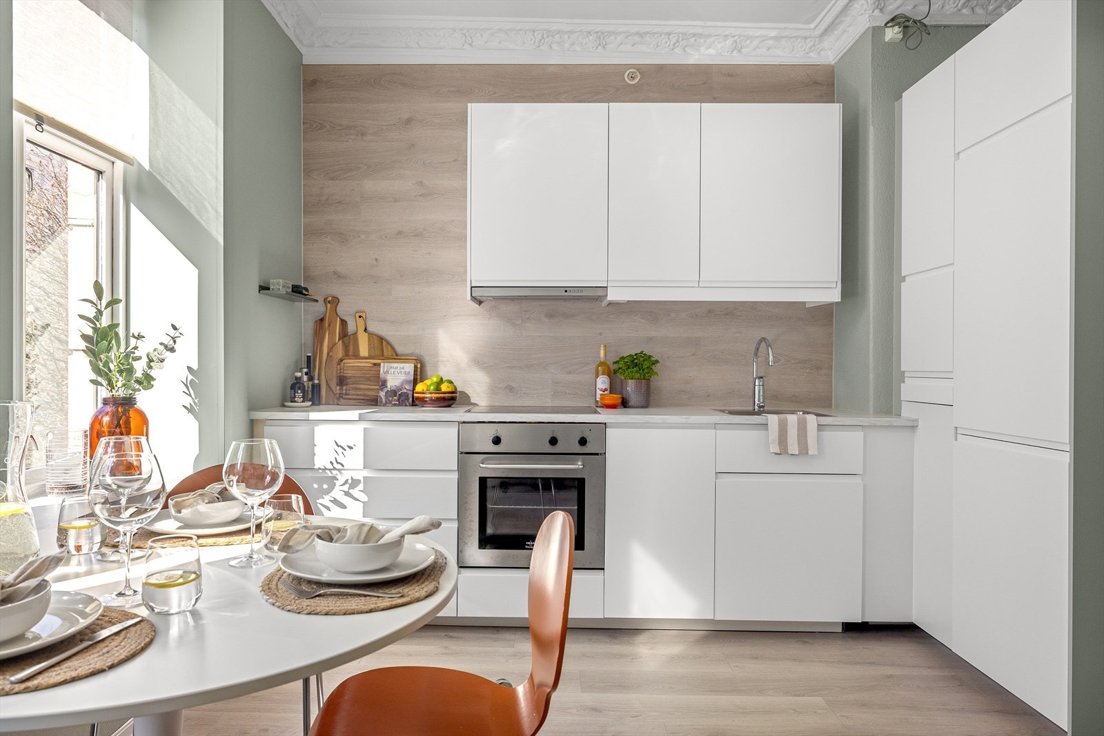 - Stilrent kjøkken med integrerte hvitevarer - Galleribilde