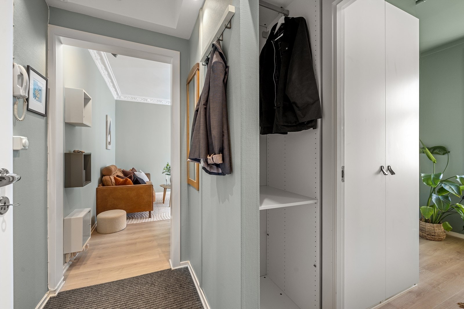 - Videre fra entrèen er det adkomst til soverommet - Galleribilde