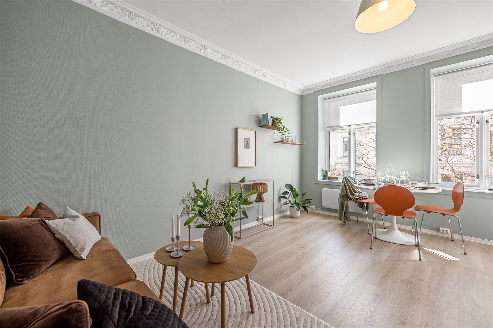 - Leiligheten er malt i delikate duse farger og har godt lysinnslipp - Galleribilde