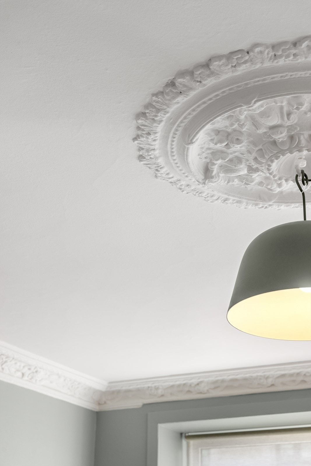 - Her finne du klassiske detaljer som rosett, stukkatur, god takhøyde og dype karmer - Galleribilde