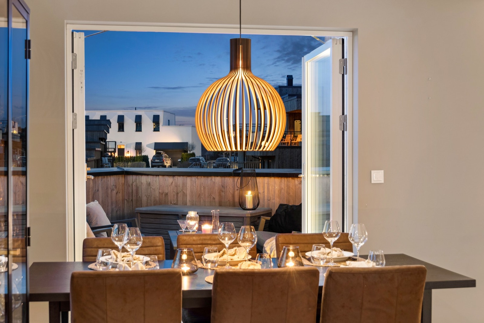 Fra stua er det utgang til solrike terrasser. Galleribilde