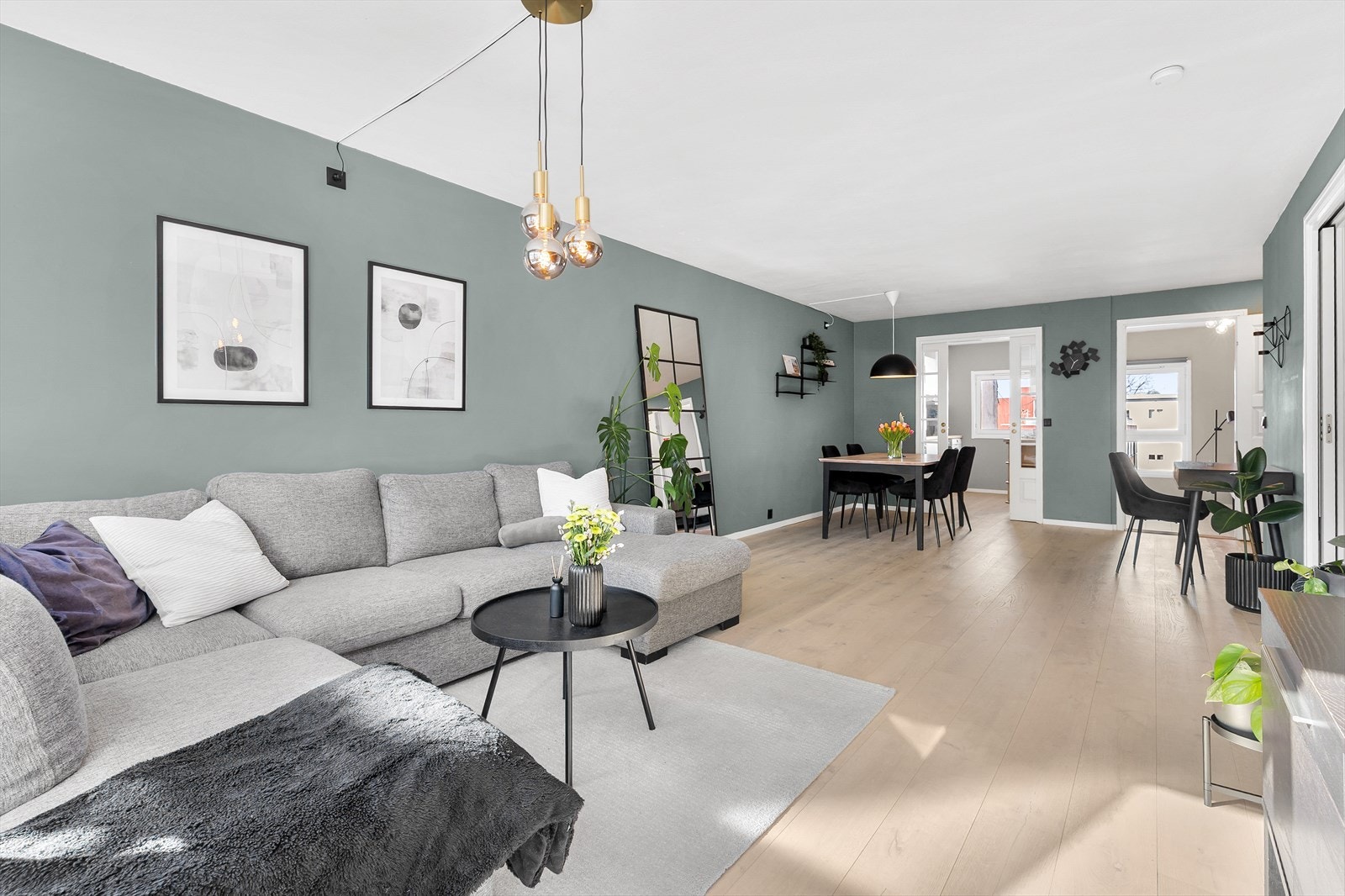 Stuen har en praktisk utforming som gjør den enkel å innrede med både sofagruppe, TV-møbler, spisebord og eventuelt et lite hjemmekontor. Galleribilde