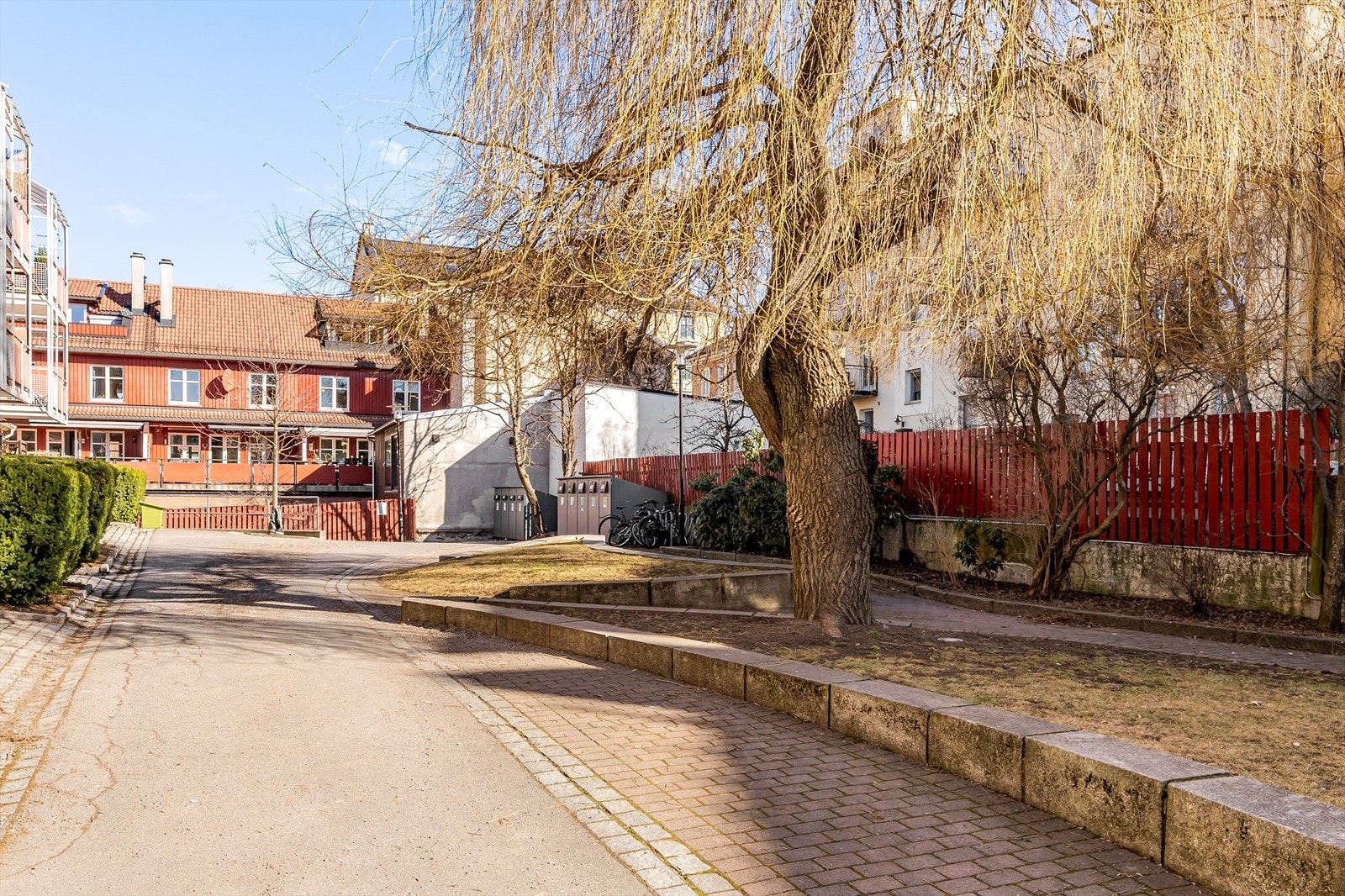 Om kort tid vil bakgården fremstå som en skjermet og grønn oase! Galleribilde