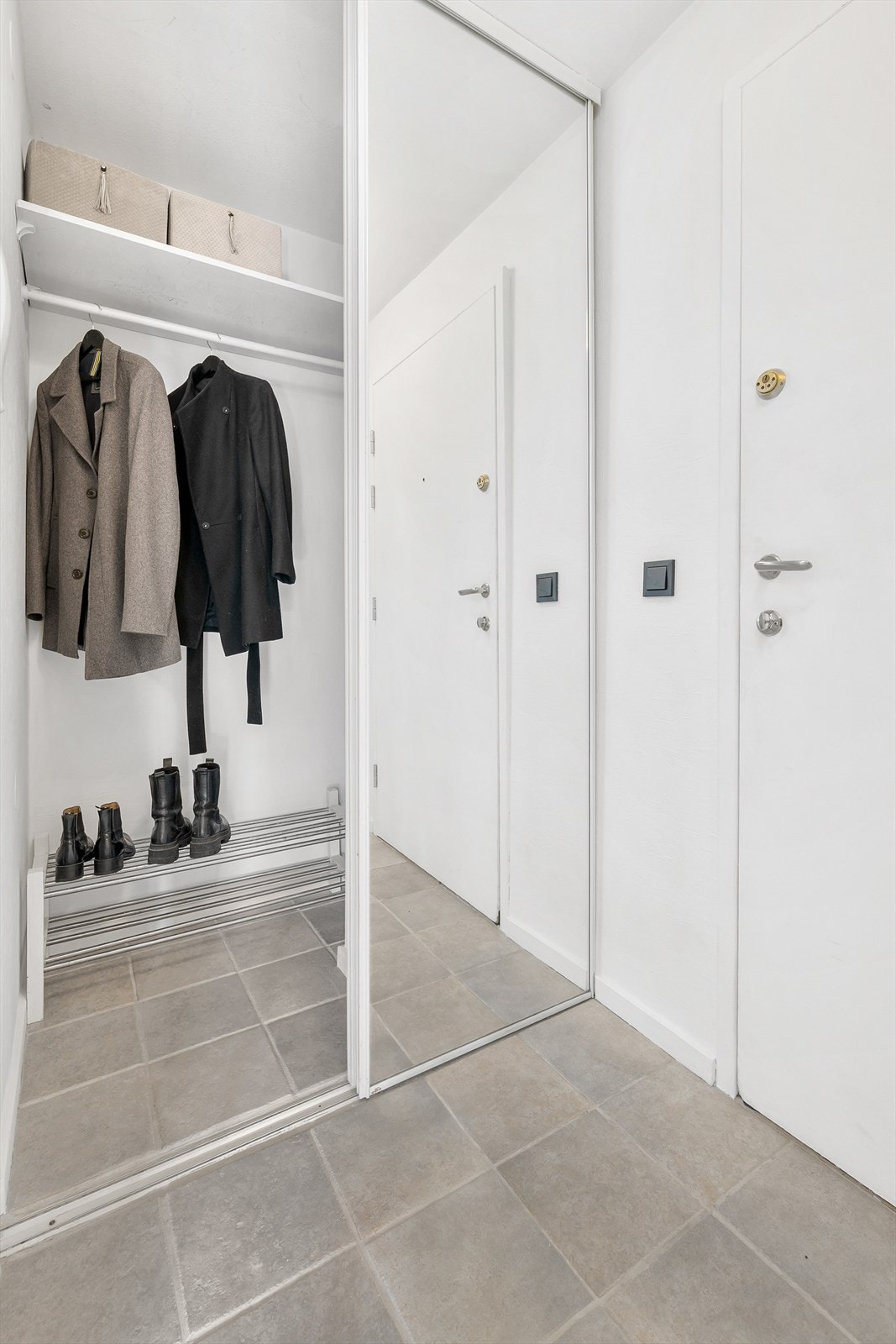 Velkommen inn! I entréen er det en dyp skyvedørsgarderobe med svært gode oppbevaringsmuligheter for yttertøy, sko og husholdningsutstyr. Galleribilde