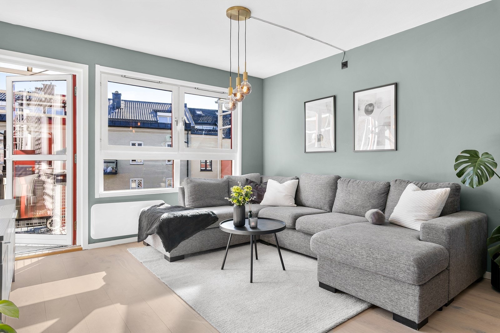 Store vindusflater mot syd gjør at stuen oppleves lys og luftig. Galleribilde