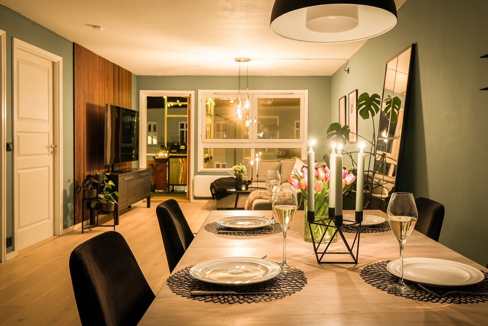 Her har du plass til et stort spisebord slik at du kan invitere venner og familie til hyggelige sammenkomster. Galleribilde