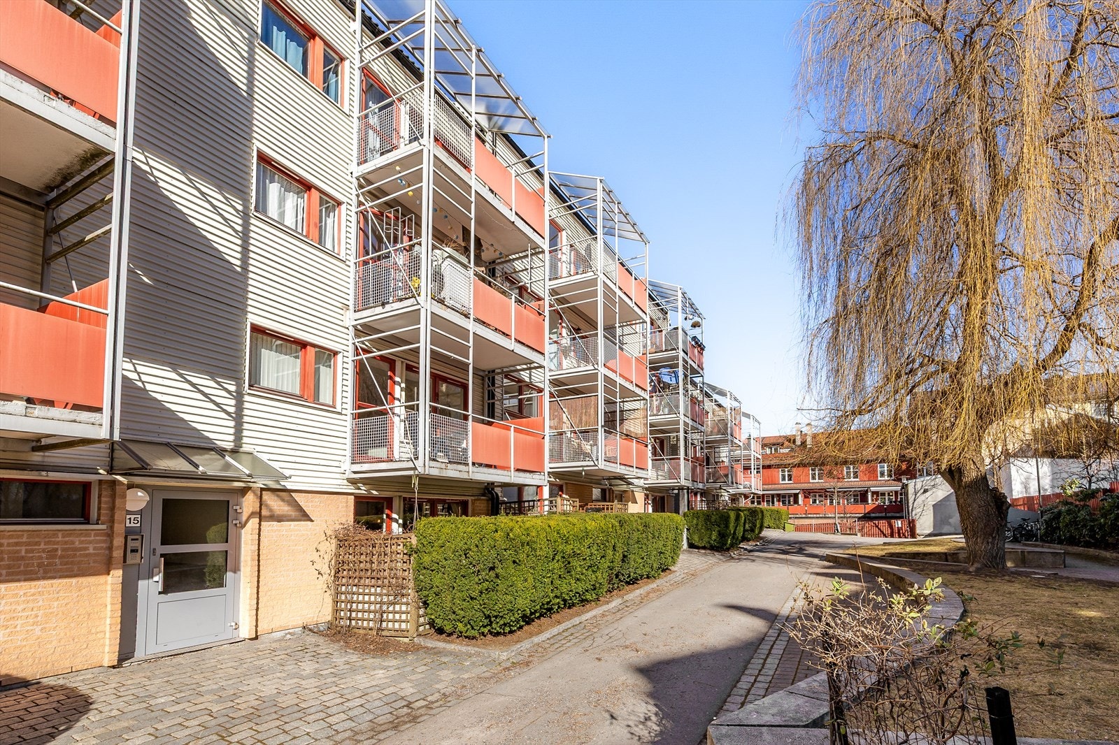 Borettslaget har en pent opparbeidet tomt med asfalterte gangveier, grøntområder og beplantning. Galleribilde