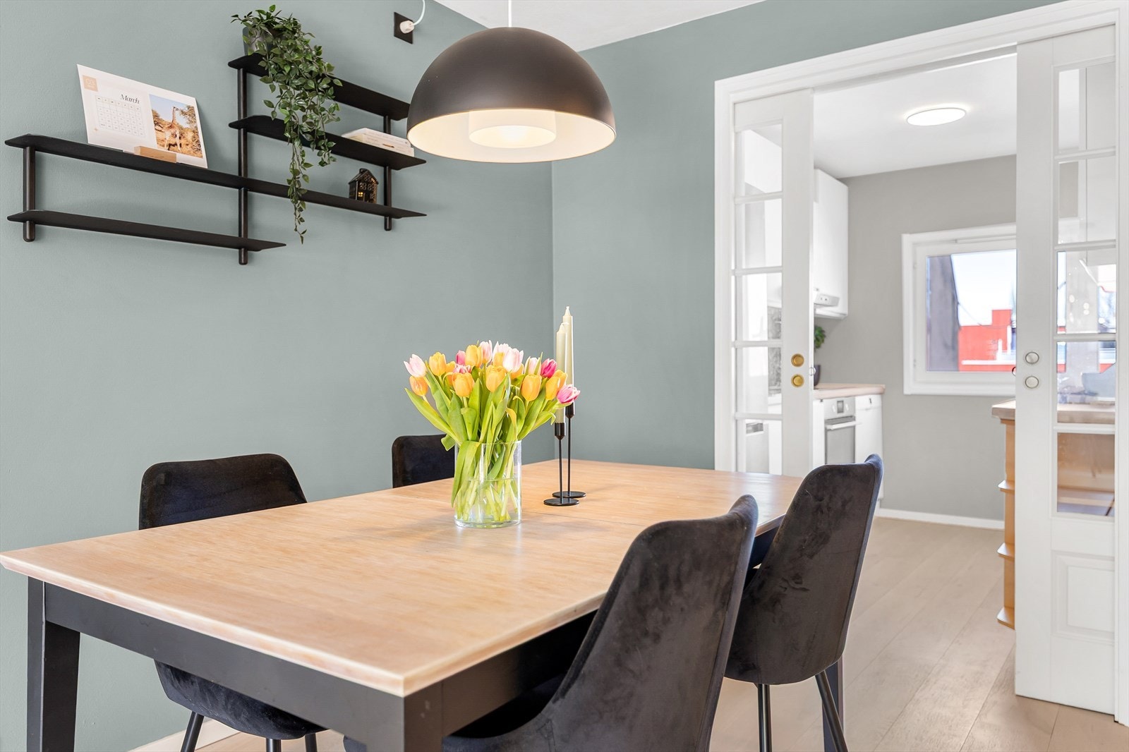 Mellom stue og kjøkken er det satt inn en dobbel skyvedør med glassfelt som gir deg mulighet til å stenge av til kjøkkenet uten å miste det fine lysinnslippet. Galleribilde