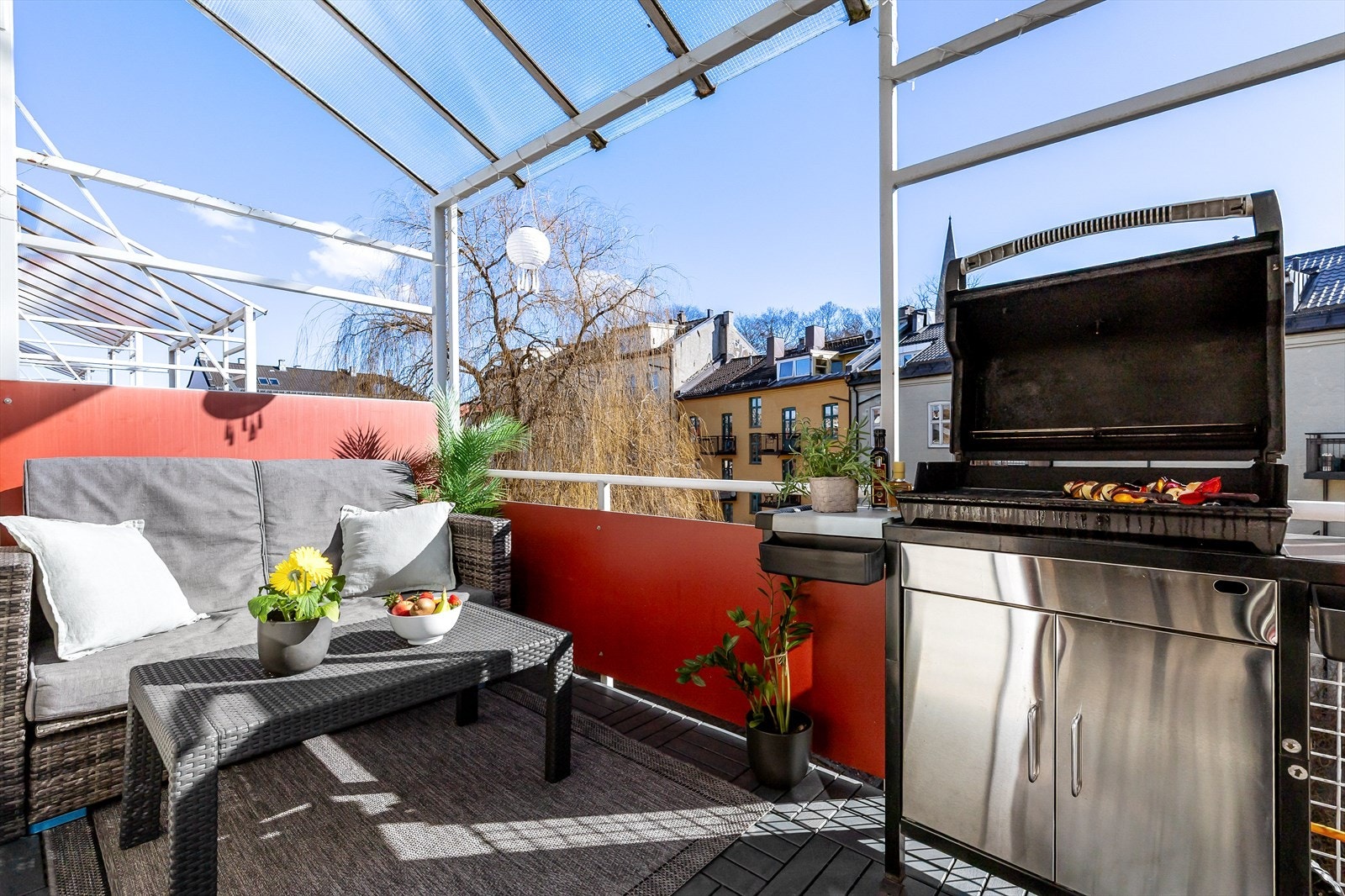Den sydvendte balkongen har gode solforhold og en fin størrelse som enkelt lar seg innrede med utemøbler og grill. Galleribilde