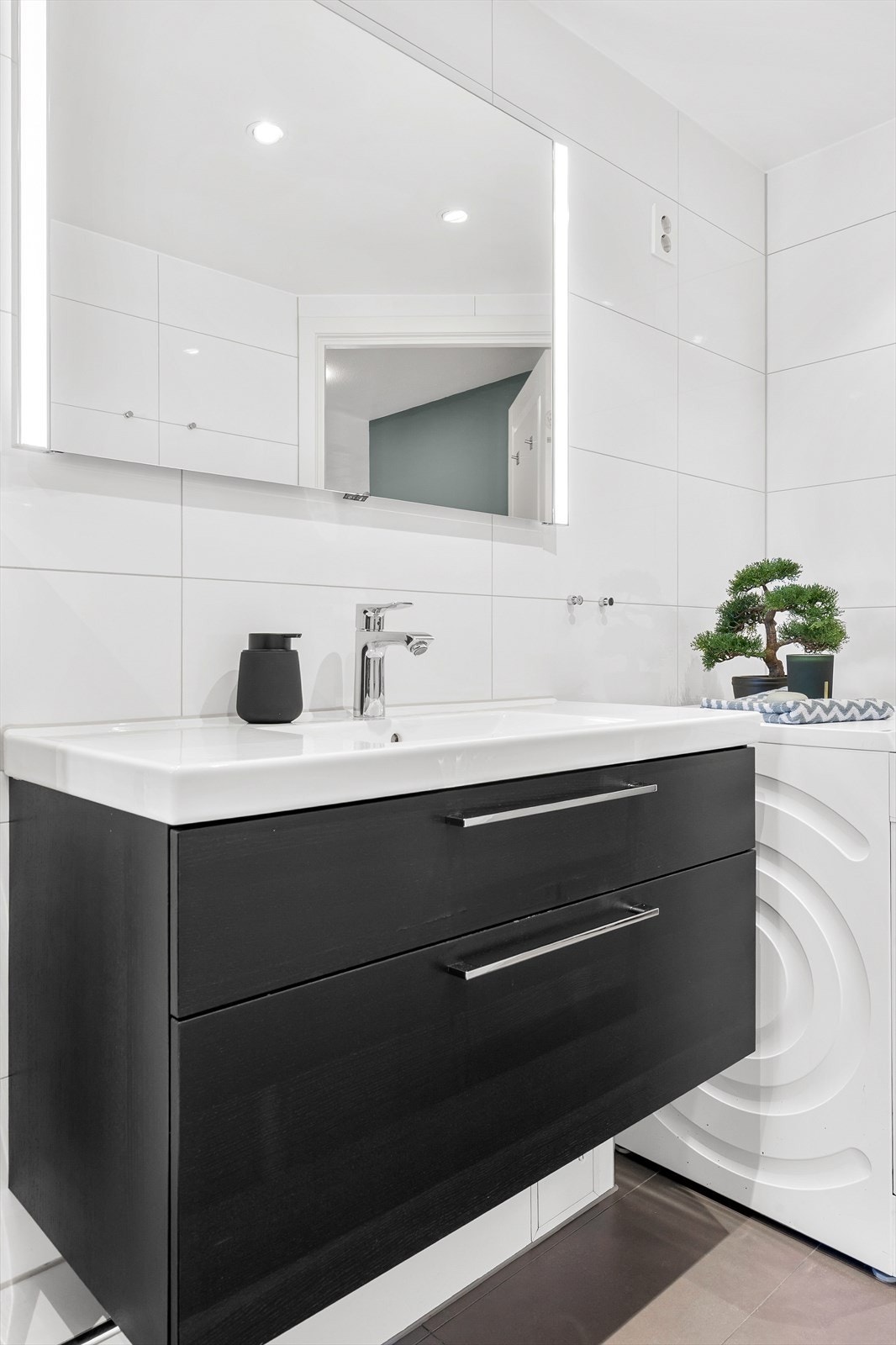 Det er opplegg for vaskemaskin på badet. Galleribilde