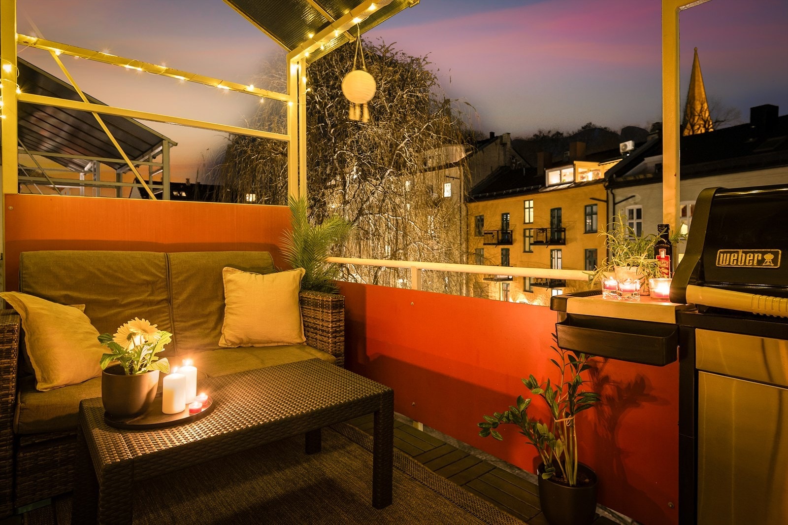 Balkongen vender inn mot en rolig bakgård og har hyggelig utsyn til de klassiske Vålerenga-gårdene i Danmarks gate. Galleribilde