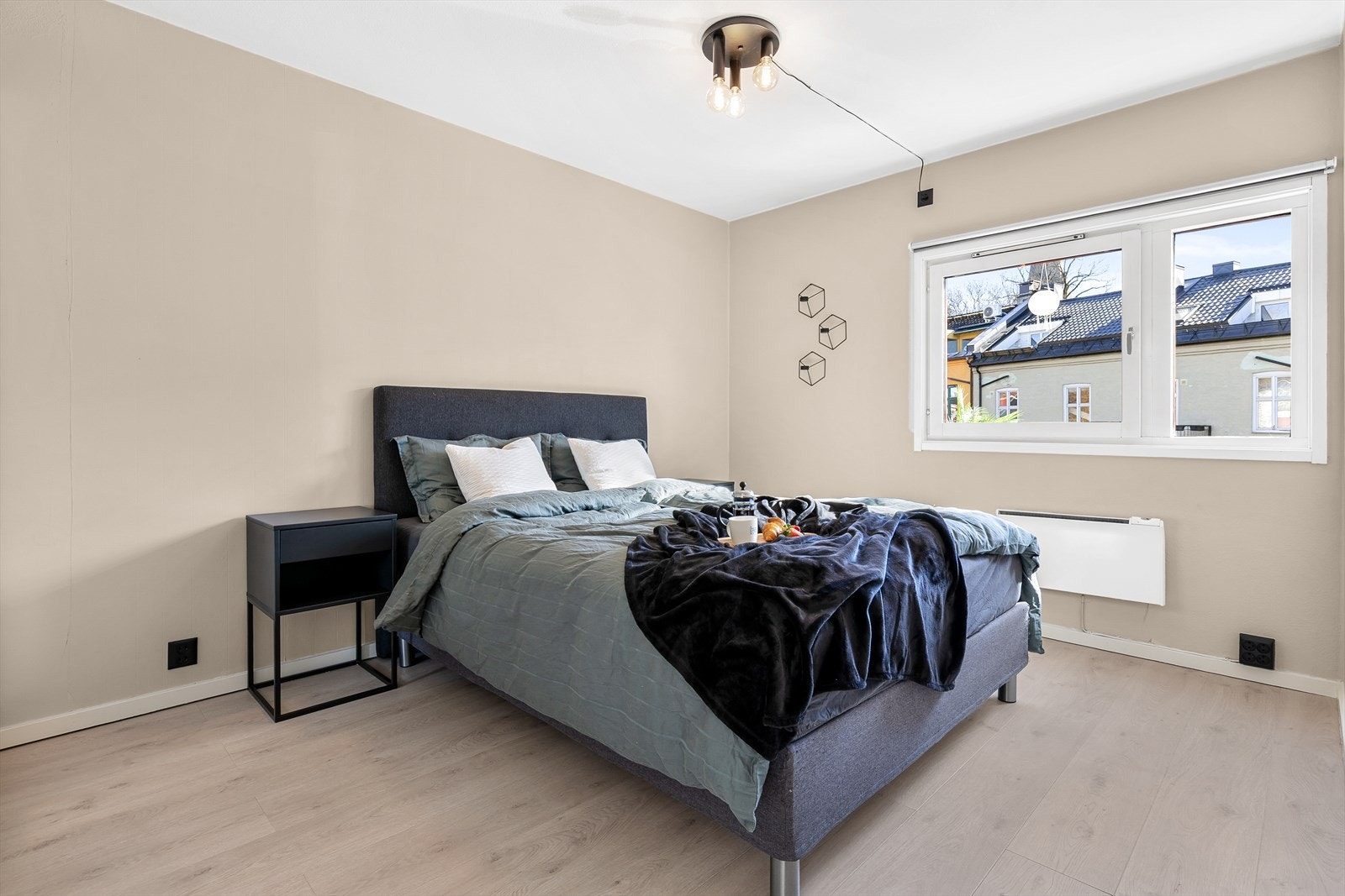 Stort og luftig hovedsoverom med god plass til dobbeltseng og tilhørende nattbord. Galleribilde