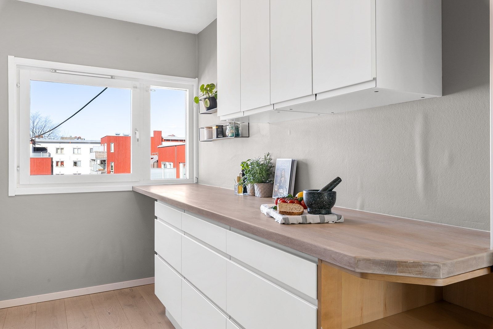 Funksjonelt kjøkken med rikelig skap- og benkeplass til den som er glad i å tilbringe tid på kjøkkenet. Galleribilde