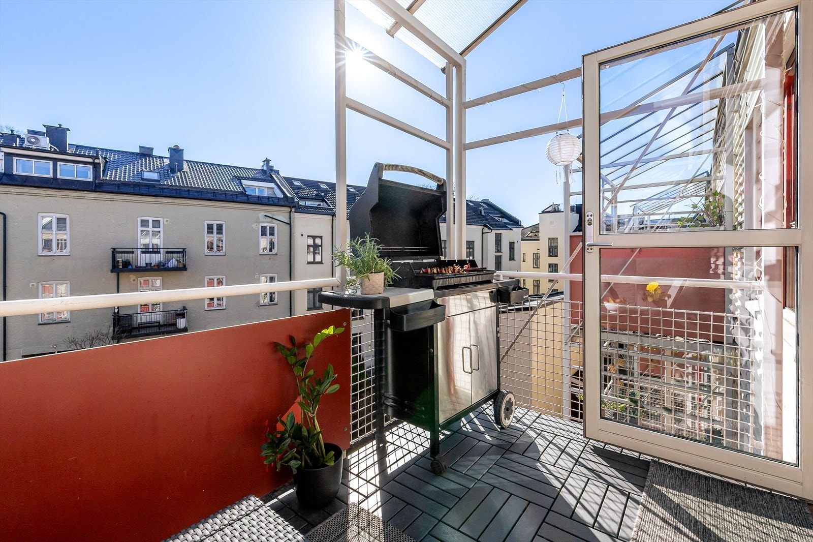 Luftig balkong som blir en naturlig forlengelse av stuen i sommerhalvåret. Galleribilde