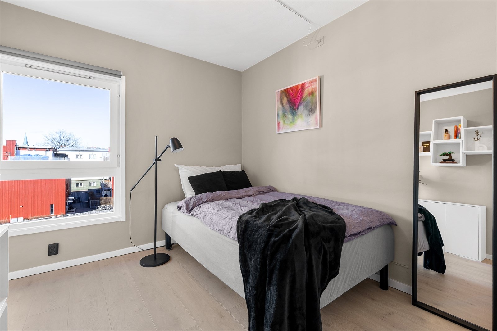 Soverom 2 er noe mindre i størrelse og egner seg ypperlig som barnerom, gjesterom eller kontor. Galleribilde