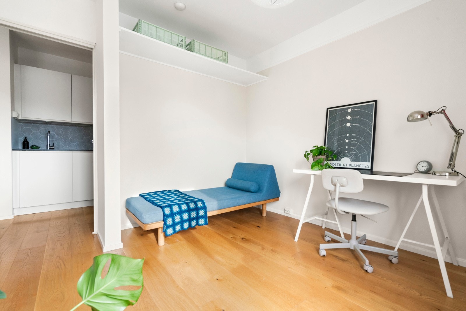 Soverommet er av god størrelse og har plass til dobbeltseng, skrivebord, garderobeskap med mer. Rommet vender mot rolige omgivelser. Galleribilde