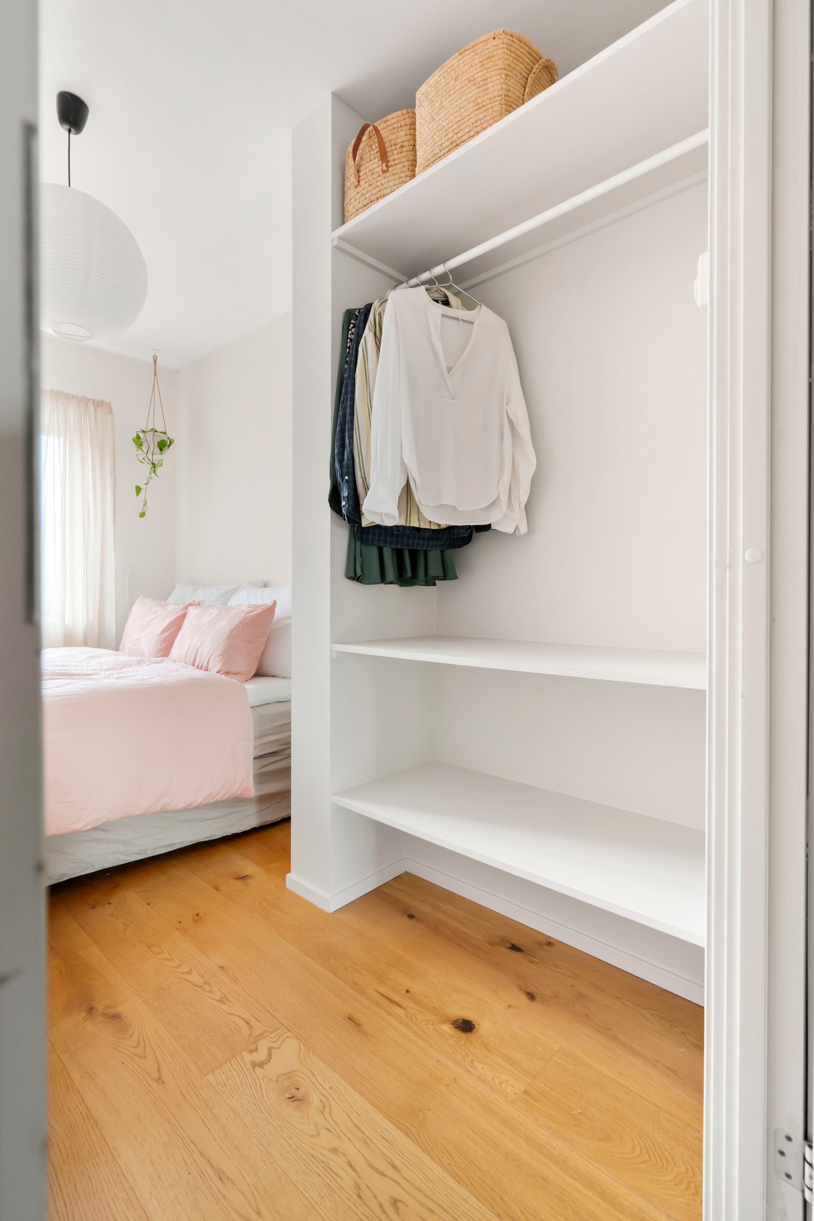 Spesialtilpasset åpen garderobeløsning. Rommet vender mot rolige omgivelser. Galleribilde