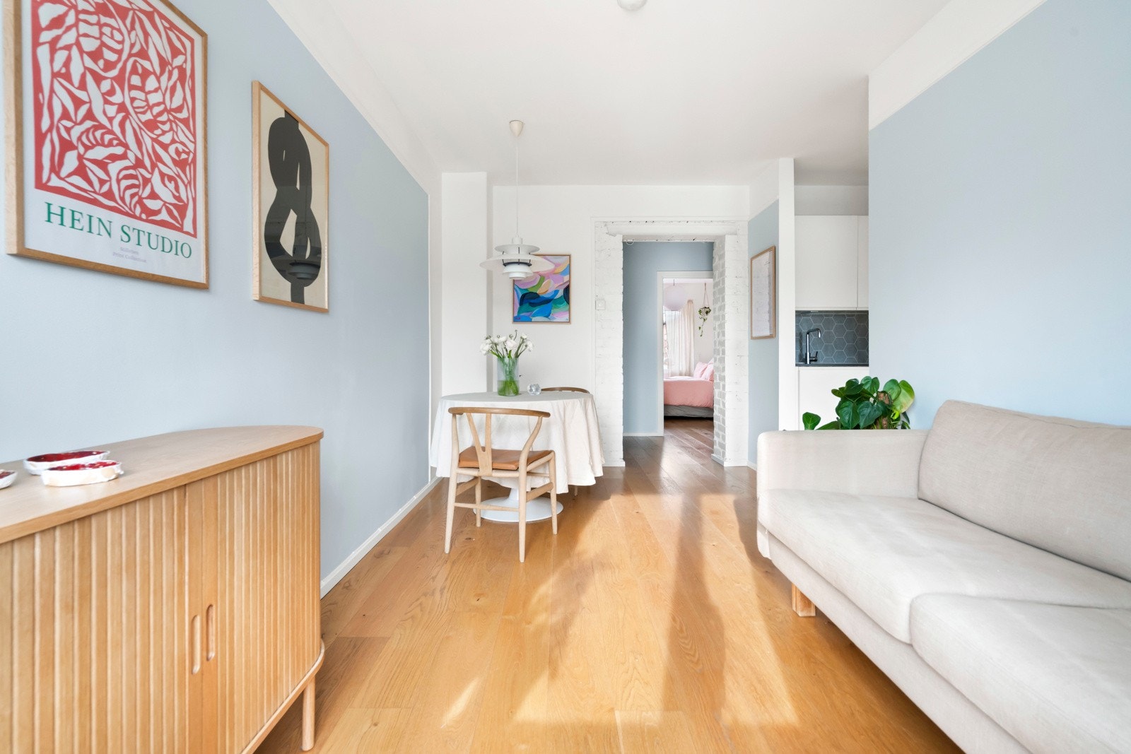 Selgers ord: " De varme gulvene, leilighetens klare linjer og farger var også en viktig grunn til at vi kjøpte her." Galleribilde