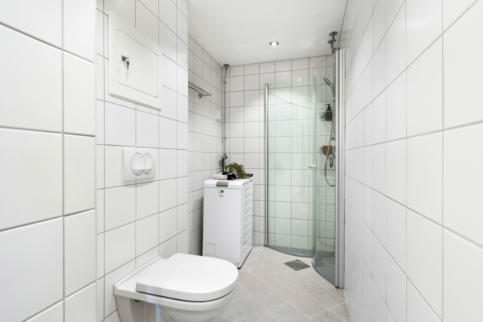 Det er også opplegg for vaskemaskin samt flere skap som gir ekstra oppbevaringsplass. Galleribilde