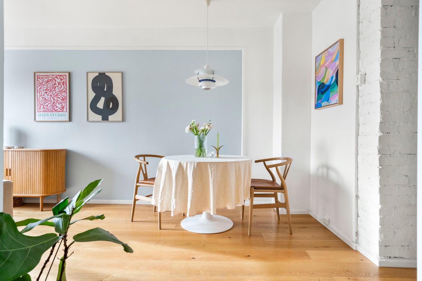 Leiligheten ligger sentralt på Torshov, et område kjent for sine idylliske omgivelser, vakre arkitektoniske bygninger og rolige, grønne boligområder med lite trafikk. Galleribilde