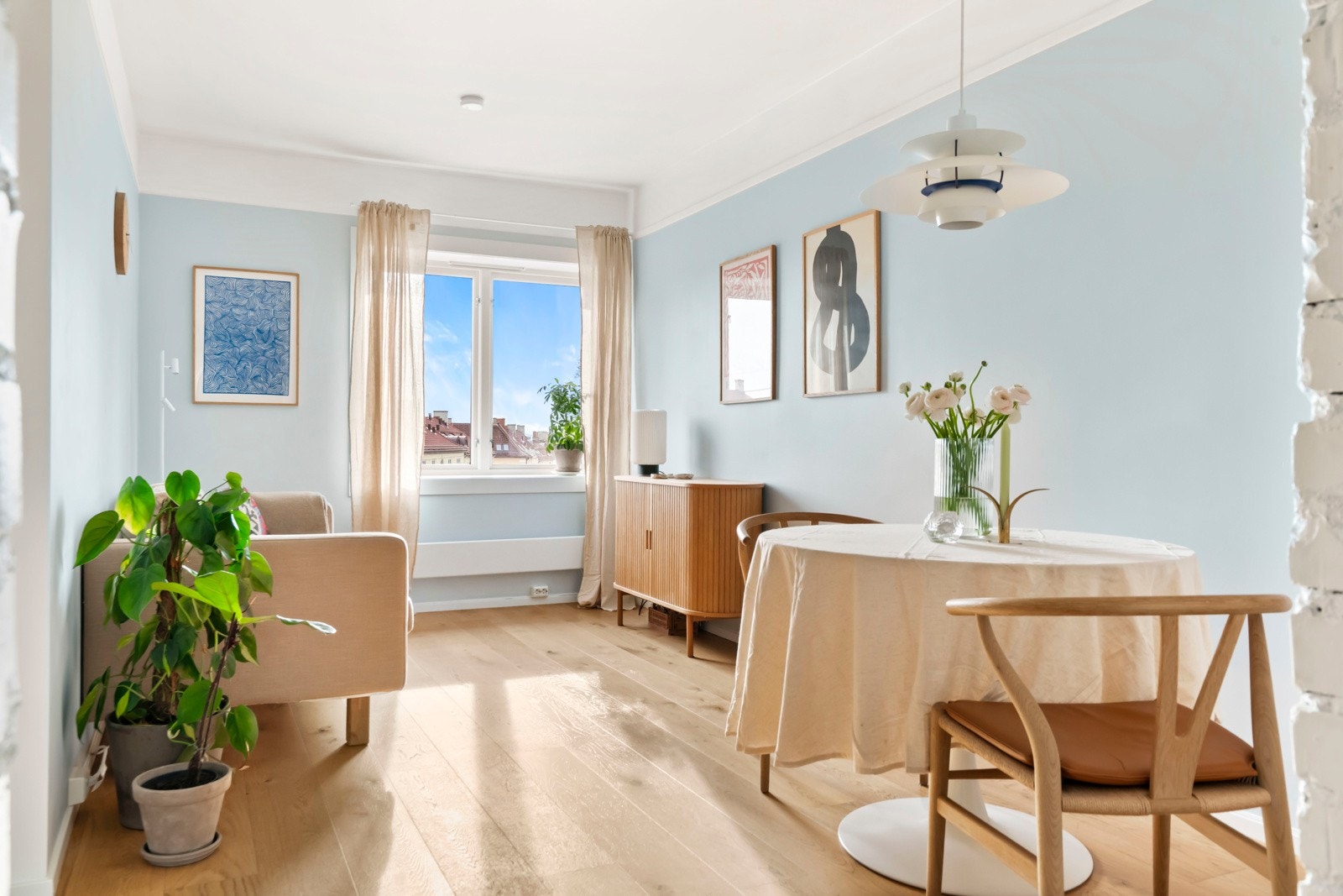 Peter Hørte Lunde v/ PrivatMegleren Aksept ønsker deg velkommen til Nordkappgata 23 - en særdeles lys og luftig 3-roms med en fantastisk beliggenhet! Galleribilde