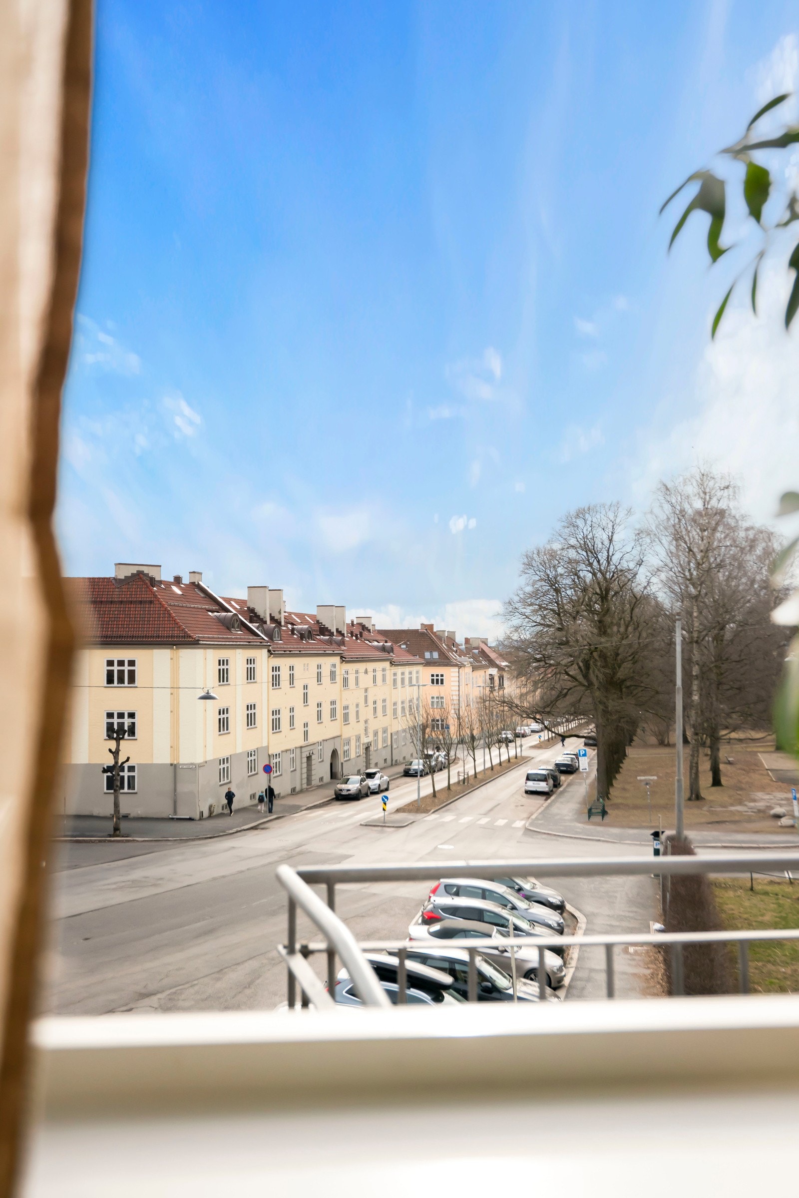 Boligen er gjennomgående og lys, med en attraktiv intern beliggenhet i høyden, noe som gir flott utsyn og minimalt med innsyn. Galleribilde